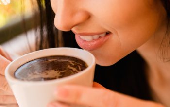 Cara Menjaga Kesehatan Gigi Saat Sering Minum Kopi
