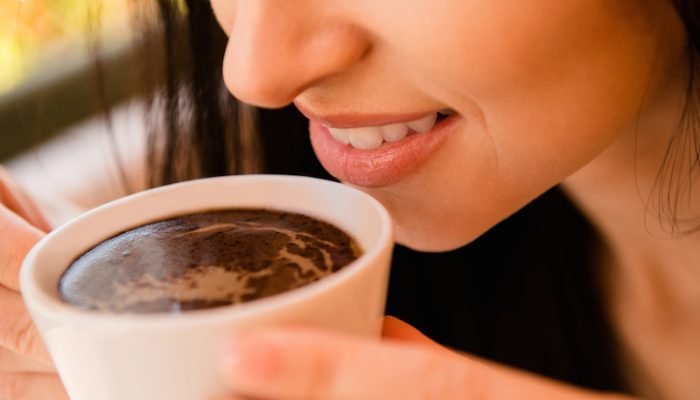 Cara Menjaga Kesehatan Gigi Saat Sering Minum Kopi