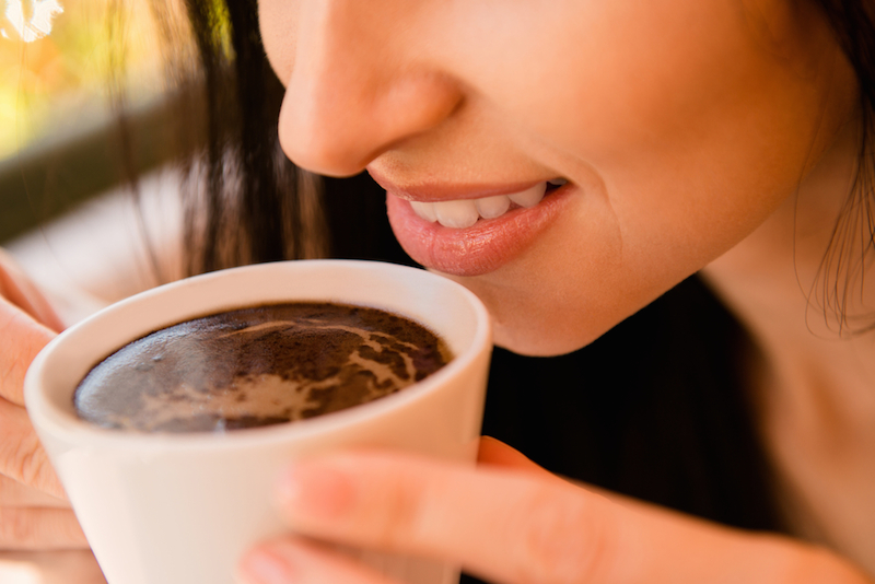 Cara Menjaga Kesehatan Gigi Saat Sering Minum Kopi